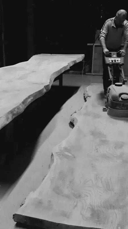 Rifinitura a mano di un piano